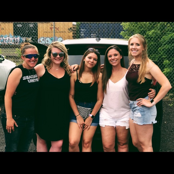 meet your posher, Amanda 💓 - Picture 8 of 8